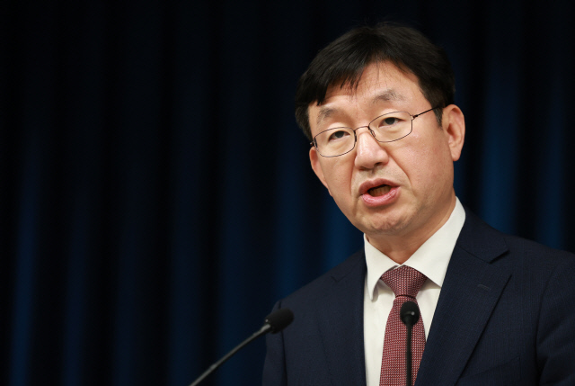 성태윤 대통령실 정책실장이 25일 서울 용산 대통령실 청사에서 브리핑을 하고 있다. 연합뉴스